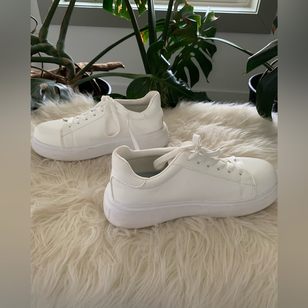 Women’s white sneakers size 6 - Picture 2 of 5